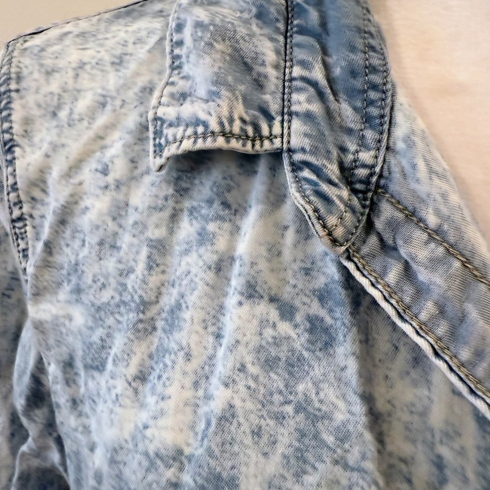 Thread & Supply Acid Wash Denim Button Up Shirt Size Large - Picture 9 of 11